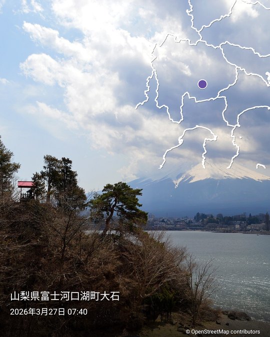アプリが作った画像。地名「山梨県富士河口湖町大石」と日付、県境の白い地図とピンが入っている