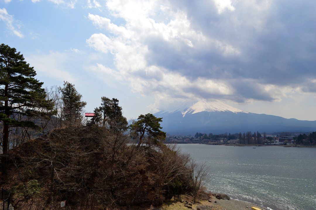 加工前の写真。河口湖の岸から見た富士山
